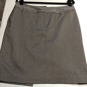 🌷‼️5/$20 Worthington stretch Gray & Maroon Pinstripe Skirt